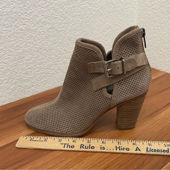 VINCE CAMUTO Perforated Tan Suede Heeled Booties Ankle Boots Women’s Size 7.5 - Picture 8 of 16